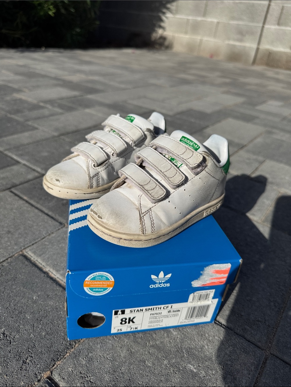 adidas Stan Smith Kids White Sneakers w/ Green Heel Tab - Velcro Straps size 8k